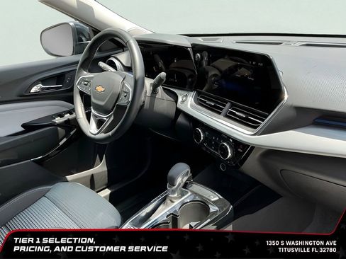 Used 2025 Chevrolet Trax LT w/ LT Convenience Package FWD image 14