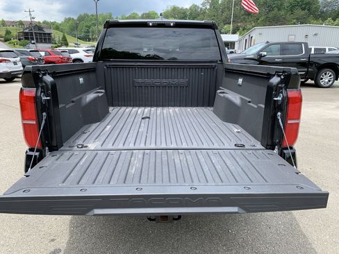 Used 2025 Toyota Tacoma SR5 AWD/4WD image 39