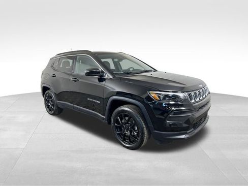 Used 2024 Jeep Compass Latitude w/ Sun and Sound Group AWD/4WD image 8