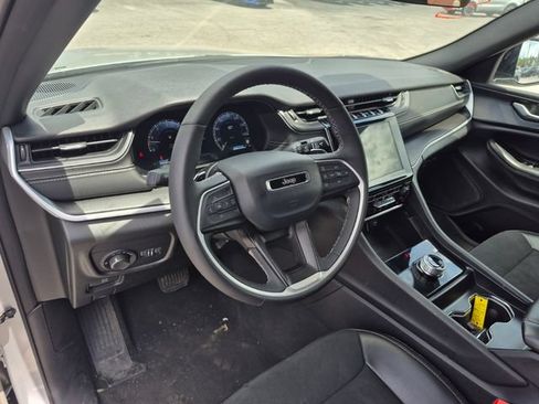 Used 2025 Jeep Grand Cherokee Altitude AWD/4WD image 9