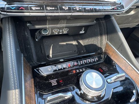 Used 2025 Jeep Grand Wagoneer 4WD image 34