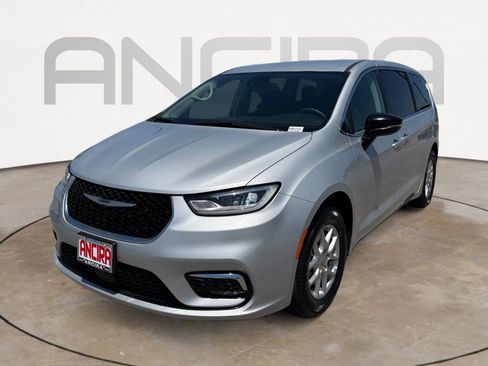 Used 2024 Chrysler Pacifica Touring-L FWD image 6