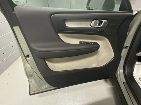 Certified 2024 Volvo XC40 B5 Ultimate w/ Protection Package Premier image 7