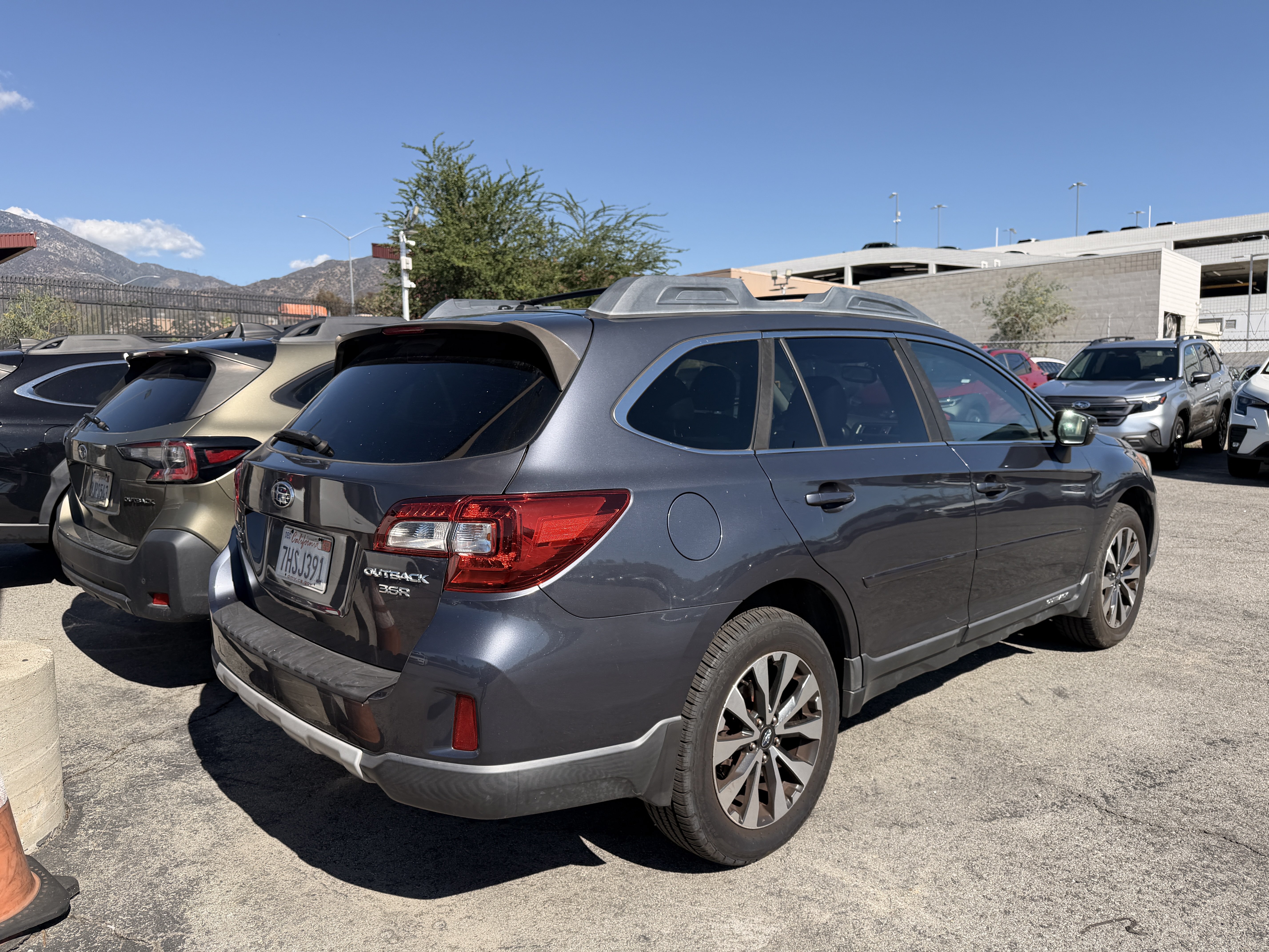 Used 2015 Subaru Outback 3.6R Limited w/ Popular Package #4 AWD/4WD image 3