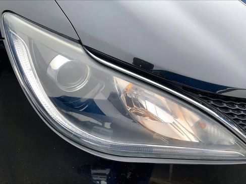 Used 2019 Chrysler Pacifica Touring-L image 26