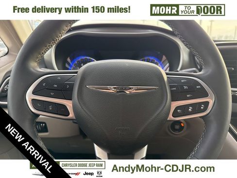 Used 2022 Chrysler Pacifica Touring-L image 11