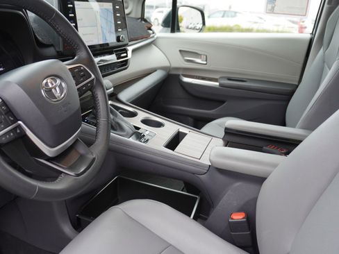 Used 2022 Toyota Sienna XLE image 23