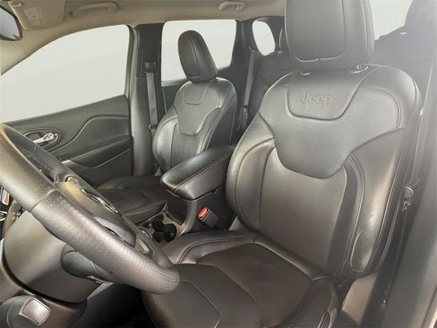 Used 2019 Jeep Cherokee Limited image 5