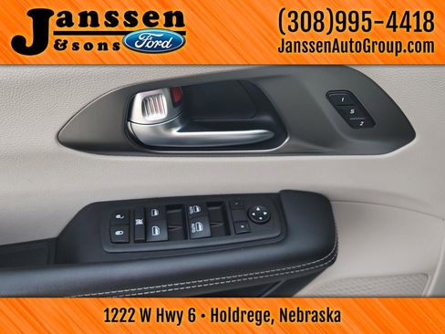 Used 2024 Chrysler Pacifica Select image 19