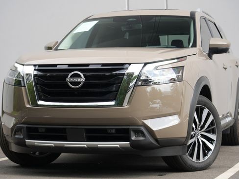 Used 2024 Nissan Pathfinder Platinum FWD image 3