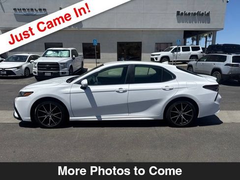 Used 2021 Toyota Camry SE w/ Convenience Package FWD image 2