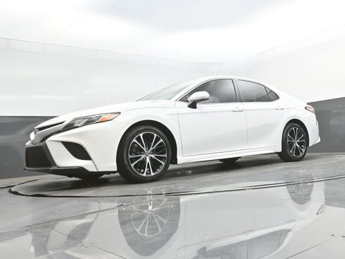 Used 2020 Toyota Camry SE image 25