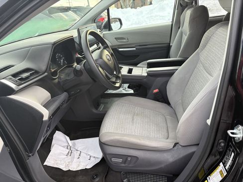 Used 2021 Toyota Sienna LE image 10