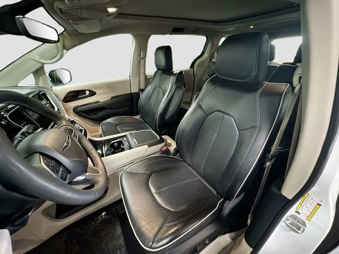 Used 2023 Chrysler Pacifica Limited image 20