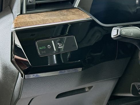 Used 2019 Audi e-tron Prestige w/ Prestige Package image 10