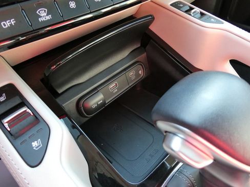 Used 2025 Kia Telluride EX w/ EX Captain's Chair Package image 32