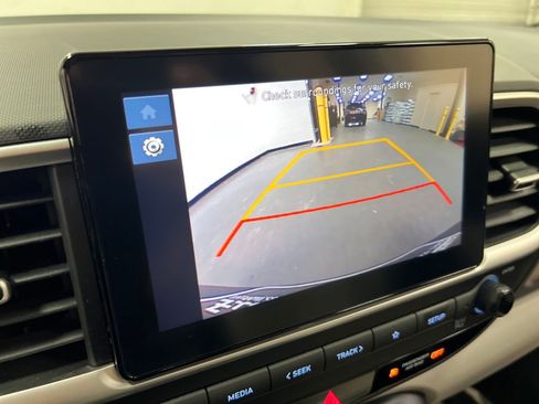 Used 2025 Hyundai Venue SEL FWD image 21