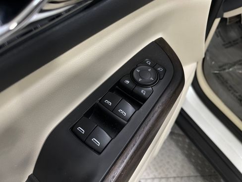 Used 2021 GMC Acadia Denali w/ Denali Technology Package image 15