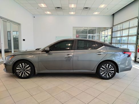 Used 2025 Nissan Altima 2.5 SV w/ SV Premium Package FWD image 6