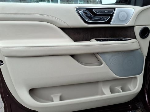 Used 2019 Lincoln Navigator Reserve image 17