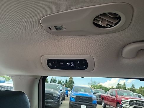 Used 2024 Chrysler Pacifica Touring-L FWD image 18
