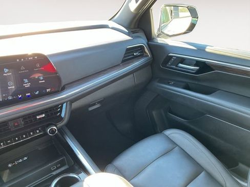 Used 2025 Chevrolet Suburban Z71 image 17