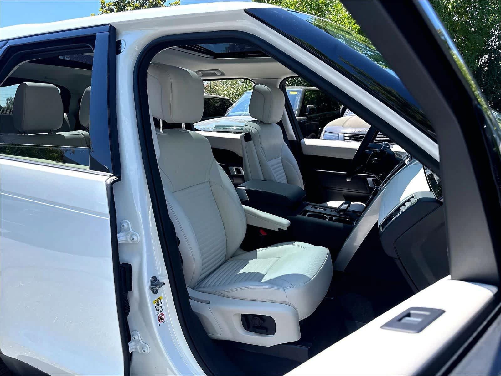 Used 2025 Land Rover Discovery S AWD/4WD image 7