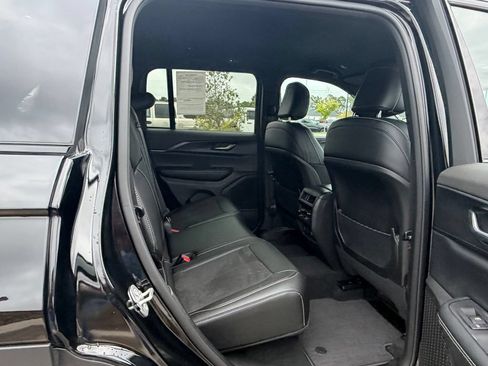 Used 2025 Jeep Grand Cherokee Altitude RWD image 40