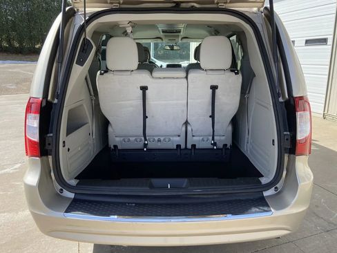 Used 2016 Chrysler Town & Country Touring w/ Driver Convenience Group FWD image 25