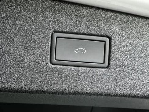 Certified 2022 Volkswagen Tiguan SE R-Line image 32