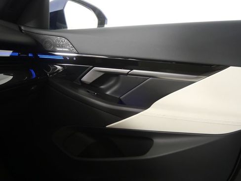 Used 2025 BMW 530i image 28