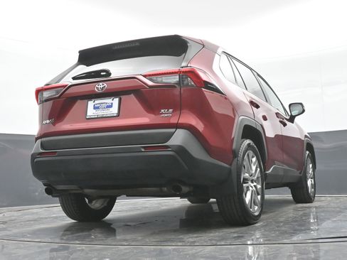 Used 2021 Toyota RAV4 XLE Premium image 39