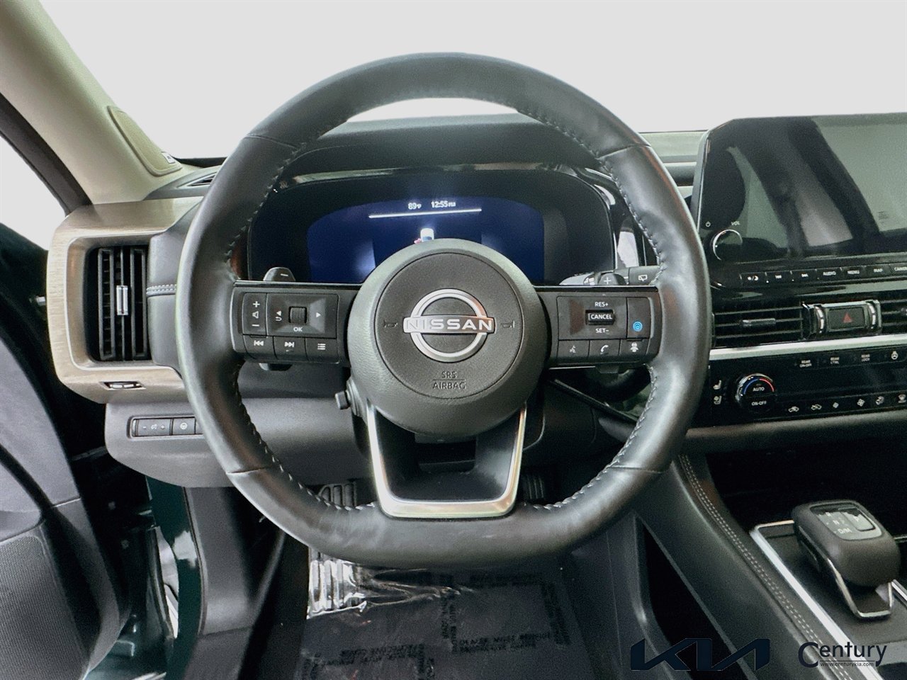 Used 2024 Nissan Pathfinder Platinum w/ Black Appearance Package FWD image 11