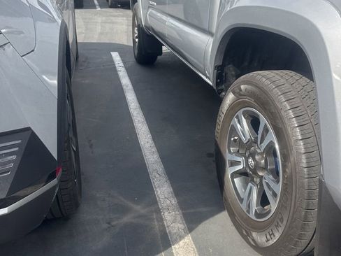 Used 2018 Toyota Tacoma TRD Sport RWD image 3