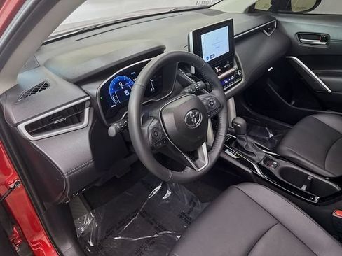 Used 2025 Toyota Corolla Cross XLE w/ Convenience Package FWD image 9