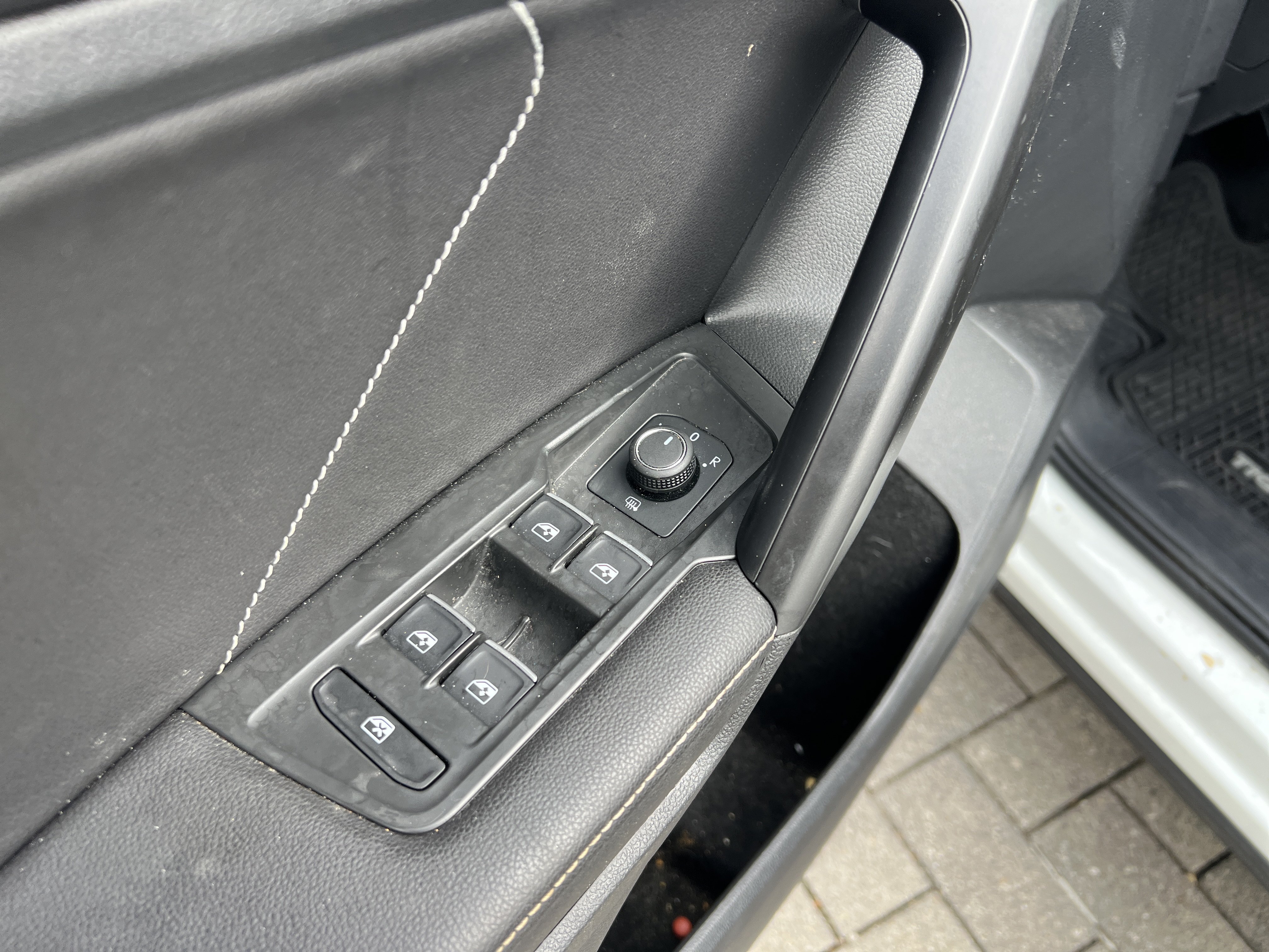 Used 2023 Volkswagen Tiguan SE w/ Panoramic Sunroof Package FWD image 11