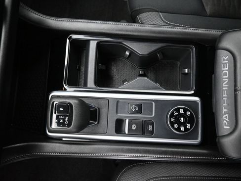 Used 2025 Nissan Pathfinder SV image 18