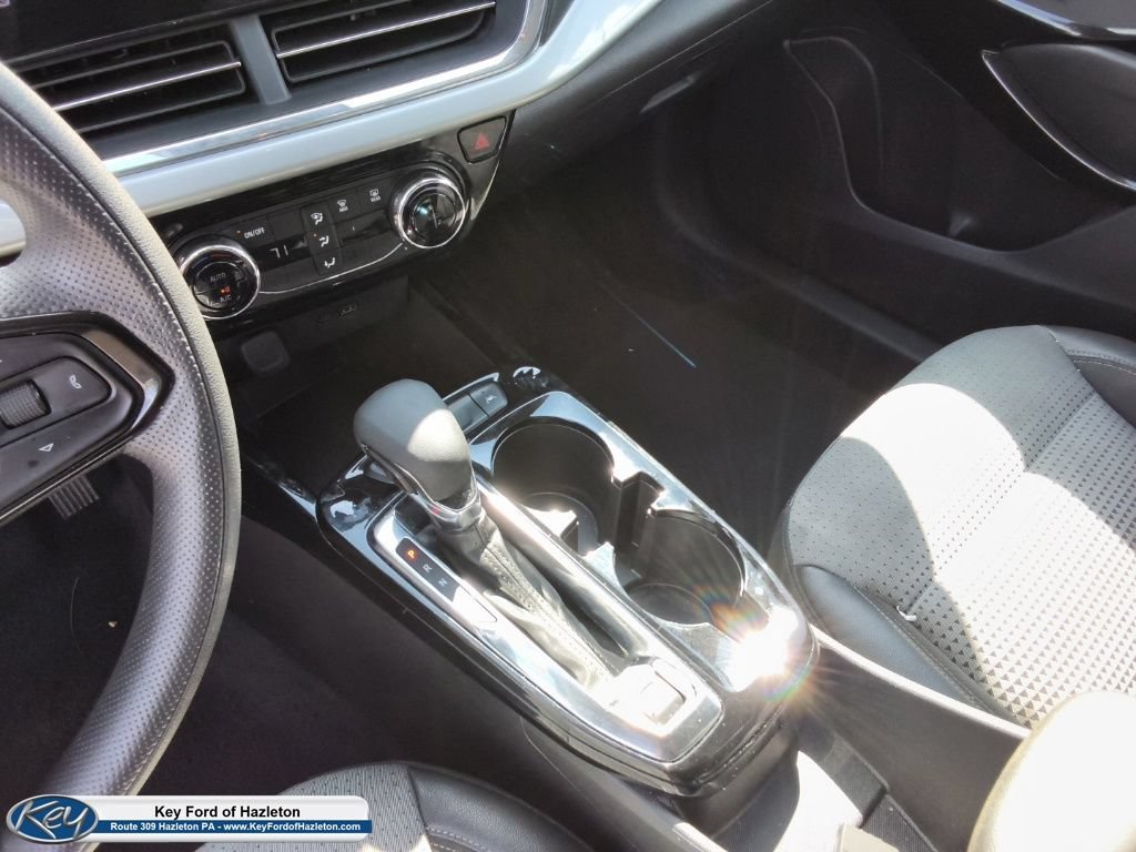 Used 2025 Chevrolet Trax LT FWD image 30