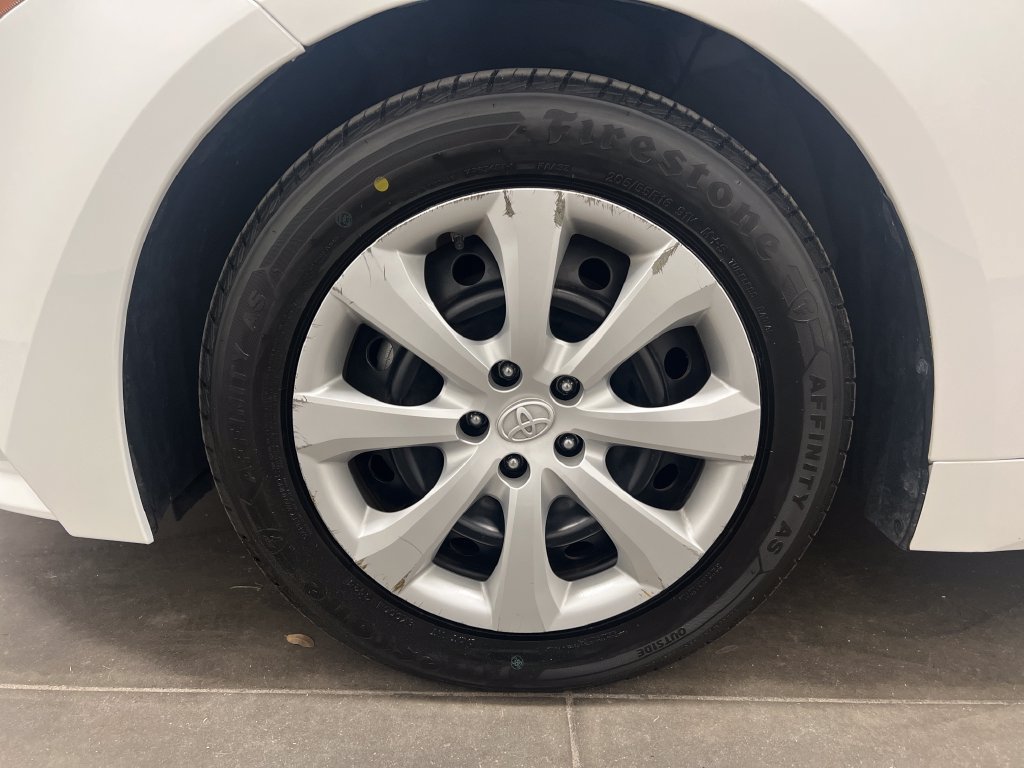Used 2020 Toyota Corolla LE FWD image 30