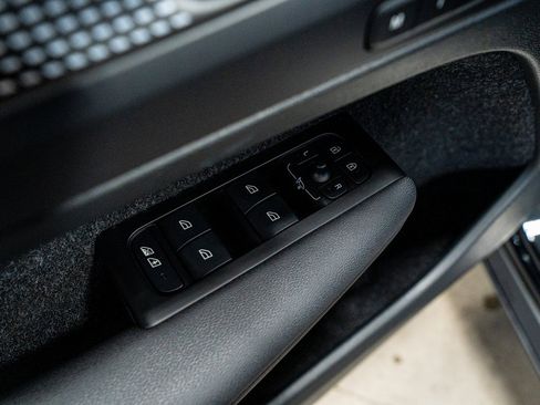 Used 2021 Volvo XC40 P8 Recharge w/ Advanced Package image 32