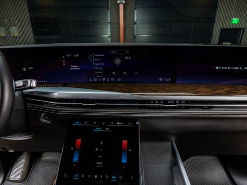 Used 2025 Cadillac Escalade ESV Sport Platinum image 24