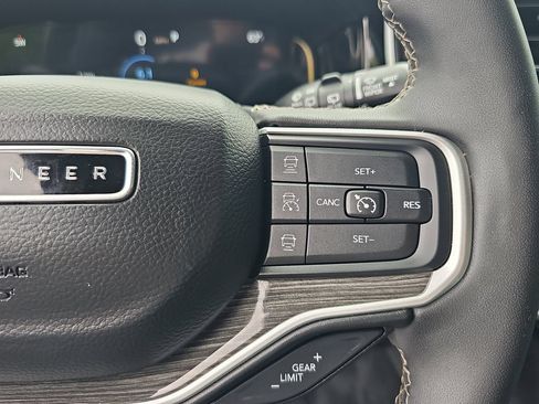 Used 2022 Jeep Wagoneer Series III w/ Flexible Seating Group AWD/4WD image 18