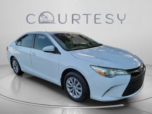 Used 2015 Toyota Camry LE FWD image 5