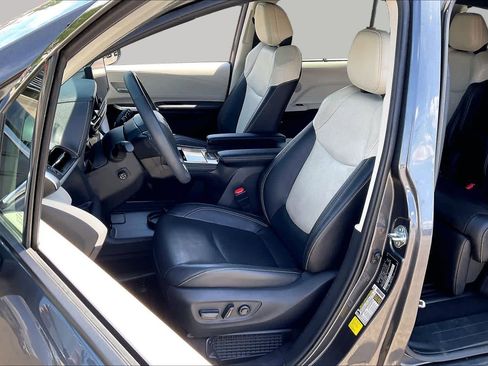 Used 2025 Toyota Sienna Platinum FWD image 8