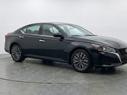 Used 2025 Nissan Altima 2.5 SV image 1