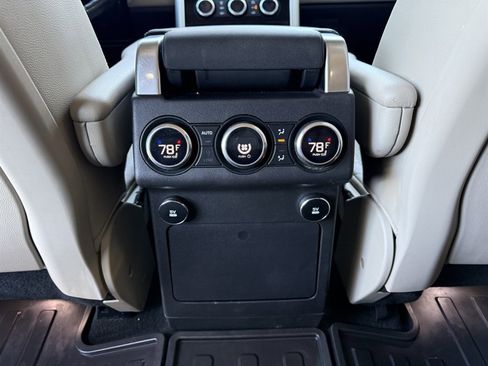 Used 2018 Land Rover Discovery HSE image 16