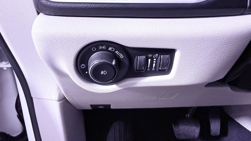 Used 2023 Chrysler Pacifica Touring-L FWD image 10