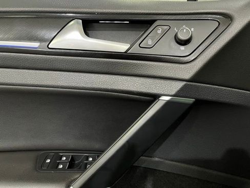 Used 2017 Volkswagen Golf R 4-Door AWD/4WD image 13