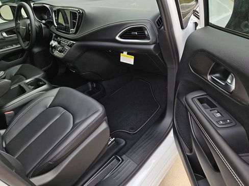 New 2026 Chrysler Pacifica Select image 7