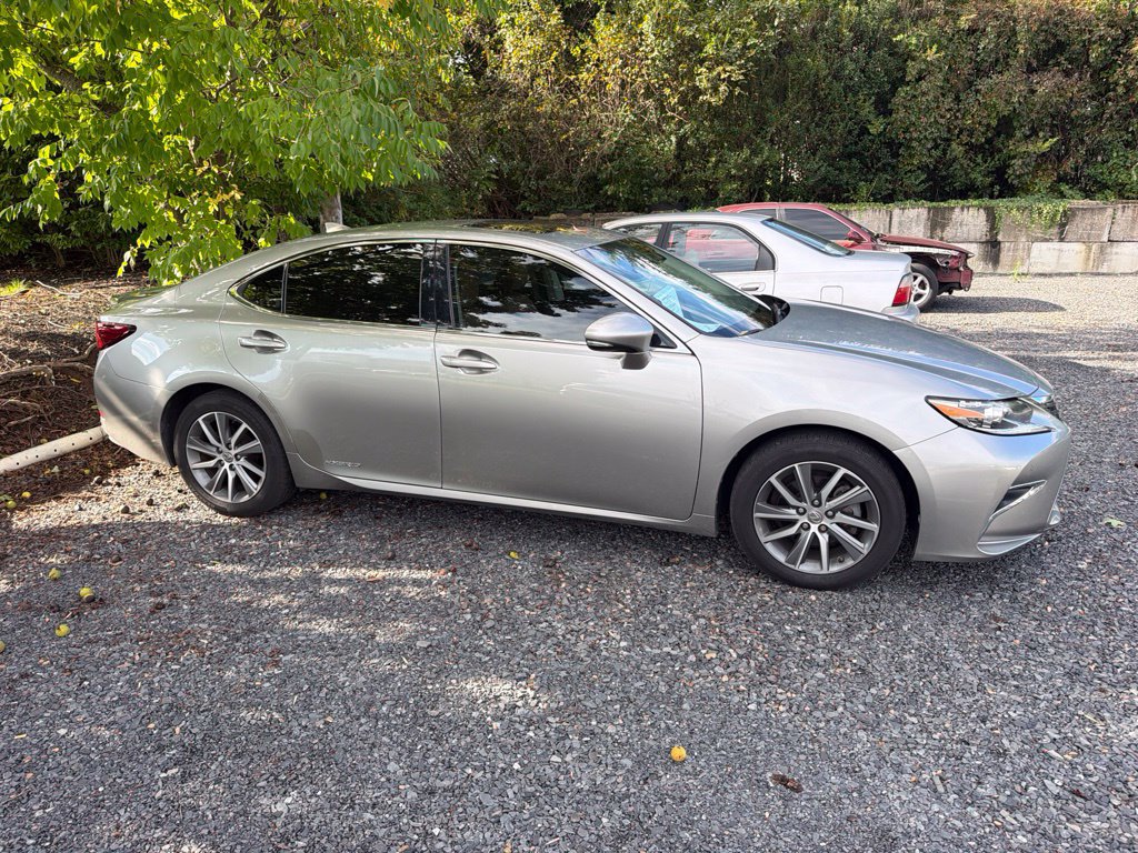 Used 2017 Lexus ES 300h w/ Luxury Package FWD image 4